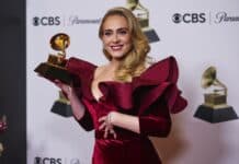 Adele pózuje se svou cenou Grammy za nejlepší popový sólový výkon za Easy On Me
