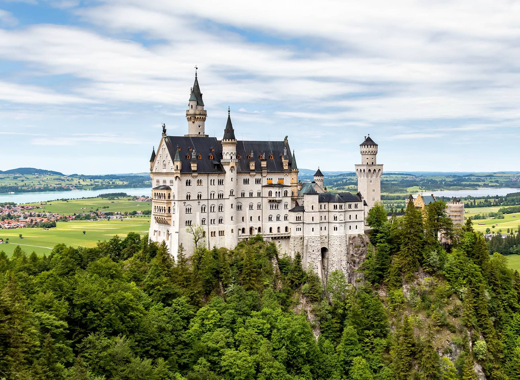 Ein junger Mann hat zwei Touristen in der Nähe des Schlosses Neuschwanstein in Deutschland angegriffen.  Er warf sie von einer Klippe und einer überlebte nicht – WN24.cz – World News 24