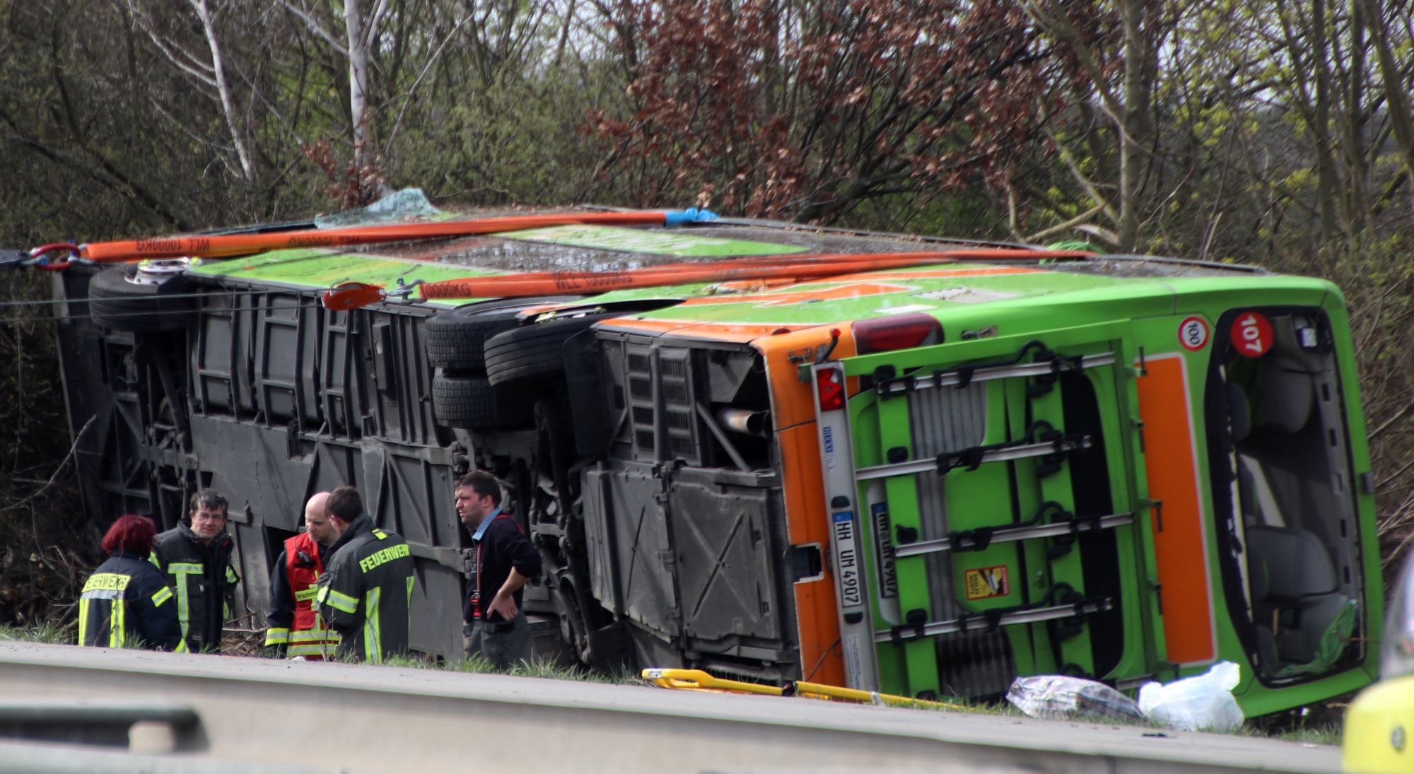 V Německu při dálniční nehodě dálkového autobusu zahynulo pět lidí