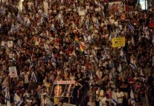 Tisíce Izraelců protestují proti Netanjahuově odletu do USA, neuzavře-li příměří