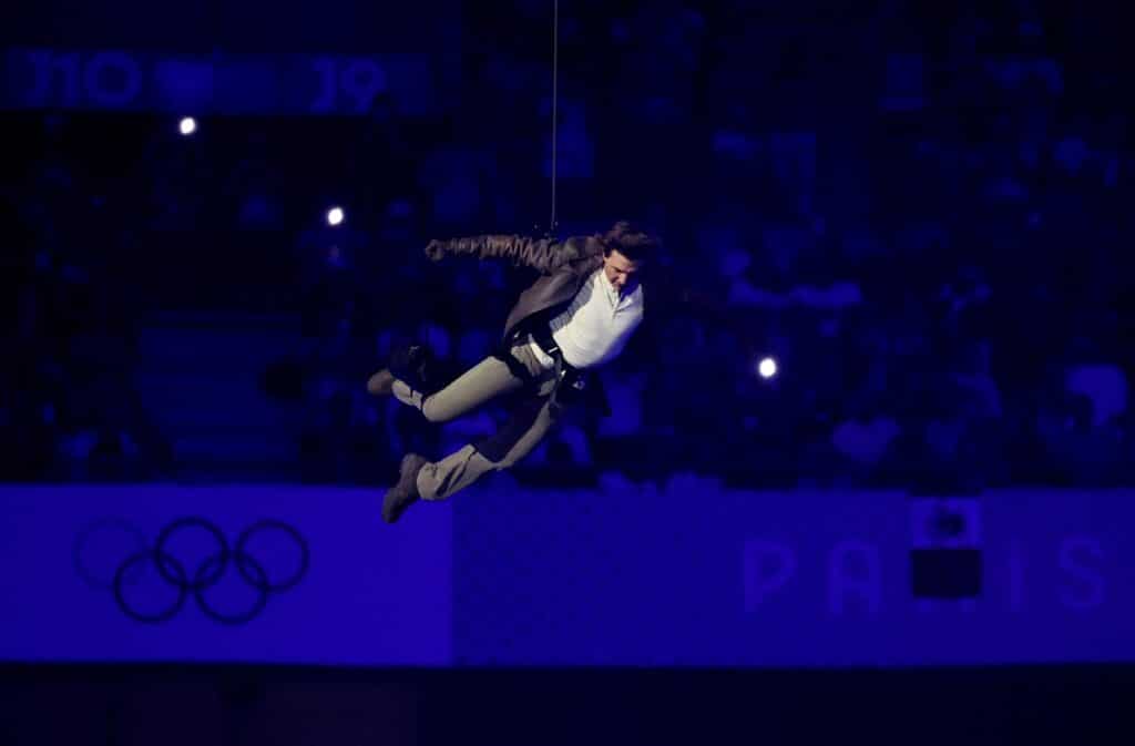 Tom Cruise na závěrečném ceremoniálu skočil ze střechy stadionu