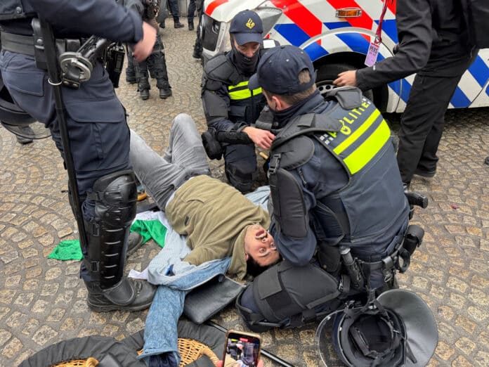 Propalestinští demonstranti porušili zákaz protestů v Amsterdamu. Desítky jich zatkla policie